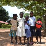 ugandische Kinder mit Luftballon